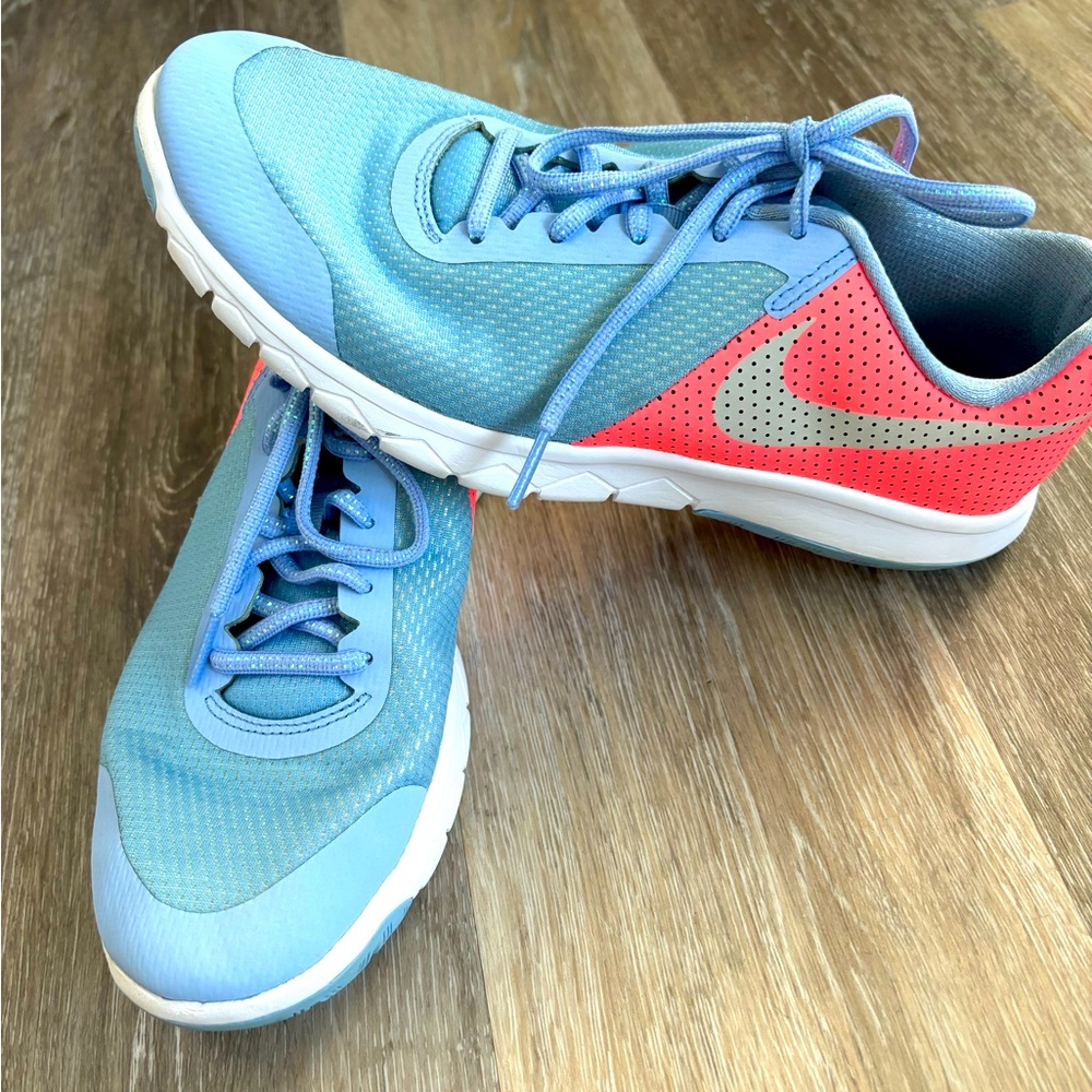 Nike youth size 7 tennis shoes